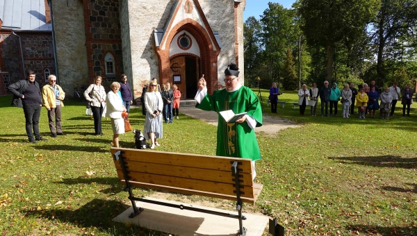 Väärika kiriku ette paigaldati väärikad pingid